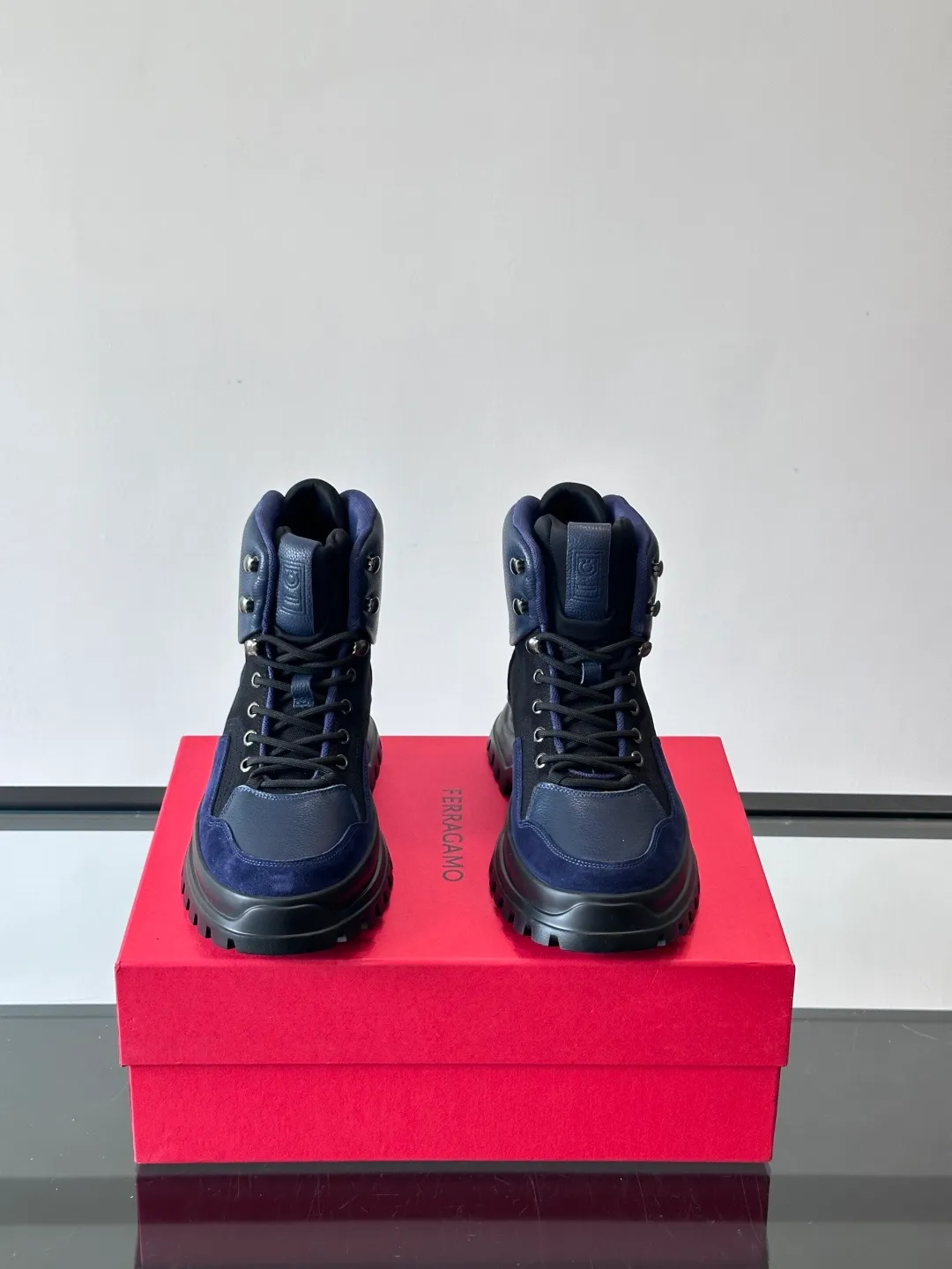 Men's shoes 💰960 Ferragamo's thick-soled lace-up short boots are made of suede + fabric splicing. They have a delicate texture and are breathable. The black rubber thick soles are wear-resistant and have strong traction. They can be worn every day outdoors! The shoelaces are super vibrant and the metal fastener details are perfect. The boot shaft is adjustable, comfortable and stable to wear. It goes well with workwear style or casual style in autumn and winter. It is warm and fashionable. It is suitable for outdoor activities or daily commuting! size: 39-44 (customized at 38.45.46)